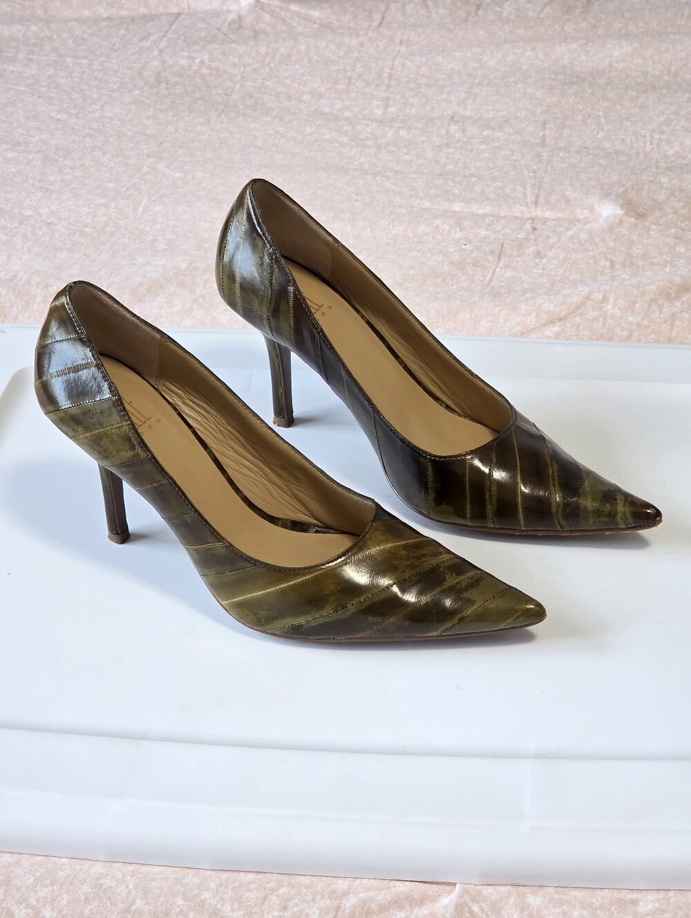 Pelle Mode Pointed Toe High Heel Pumps in Olive Green size 8.5 Y2k 90's Luxury
